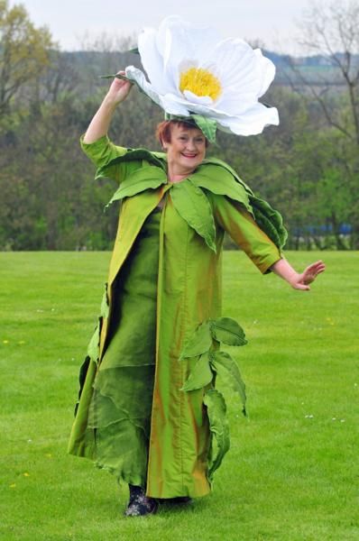 White Rose of York Hat at Palace Garden Party | infonews.co.nz New Zealand News Garden Party Costume Ideas, Flower Hats Diy, Garden Party Hat, Flower Hat Diy, Garden Party Hats, Plant Costume, Garden Costume, Costume Fleur, Buckingham Palace Garden Party