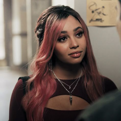 Toni From Riverdale, Vanessa Morgan Pink Hair, Vanessa Morgan Icons, Riverdale Toni Topaz, Toni Topaz Icons, Riverdale Toni, Toni Riverdale, Cheryl X Toni, Book Face Claims