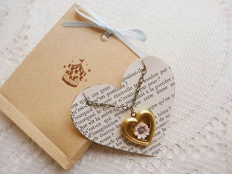 Recycling books and paper into jewelry packaging: Love the lettering behind the pendant necklace. #tag #jewellery Jewelry Packaging Diy, Necklace Packaging, Packaging Ideas Business, Craft Fair Displays, Craft Display, Craft Show Displays, Jewelry Tags, Packaging Ideas, Jewelry Card