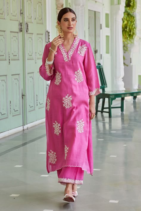 V Neck Silk Kurta, Aza Fashion Suits, Cotton Kurti Plazzo Designs, Chanderi Cotton Suits Design, Floral Print Kurta Designs Women, Trending Neck Designs For Suits, V Neck Kurti Design Indian, V Neck Kurta Design, Aza Fashion Outfits 2024 Suits