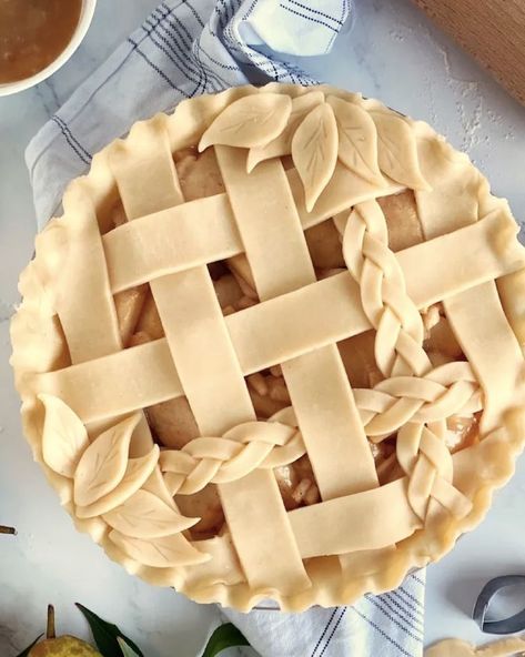 Salted Caramel Pie Recipe, Thanksgiving Pie Crust, Apple Pie Designs, Fall Apple Pie, Pie Lattice, Caramel Pie Recipe, Salted Caramel Pie, Apple Pie Lattice, Pie Crust Art