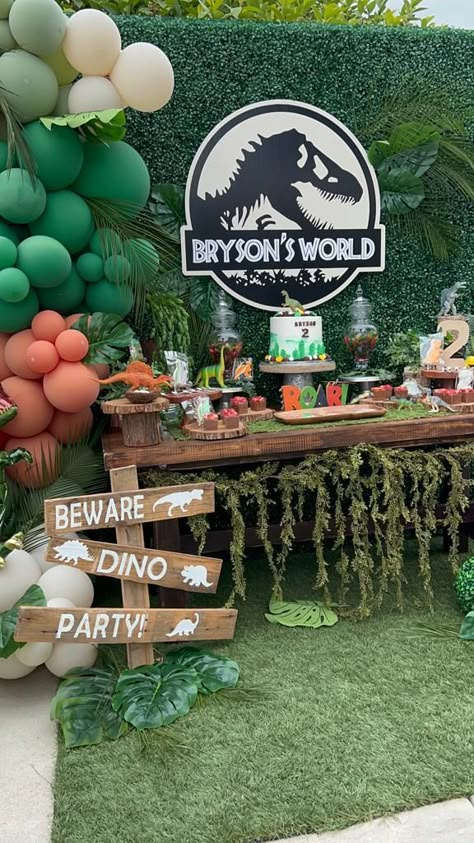 Boy Dinosaur Birthday Party, Fête Jurassic Park, Jurassic Park Birthday Party, Dinosaur Themed Party, Birthday Party At Park, Dinosaur Birthday Theme, Jurassic Park Birthday, Dinosaur Birthday Party Decorations, Birthday Party Boy