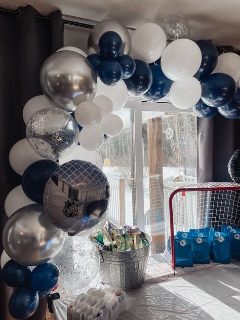 Ice Hockey Party, Nhl Birthday Party Ideas, Hockey Themed Baby Shower Ideas, Hockey Baby Shower Ideas, Hockey Party Decorations, Hockey Themed Birthday Party, Hockey Tournament Ideas, Birthday Balloon Arch, Hockey Birthday Party