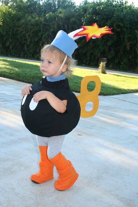 Bob Omb ( Baby Bomb): This costume started with paper mache over a beach ball. I used the beach ball as a pattern to make a black clothe cover to go over the dried paper mache. The eyes are white felt glued to the front. The crank in the back is made of cardboa... Mario Kart Costumes, Mario Halloween Costumes, Super Mario Costumes, Mario Und Luigi, Toddler Halloween Costume, Luigi Costume, Costume Family, Mario Costume, Costume Carnaval