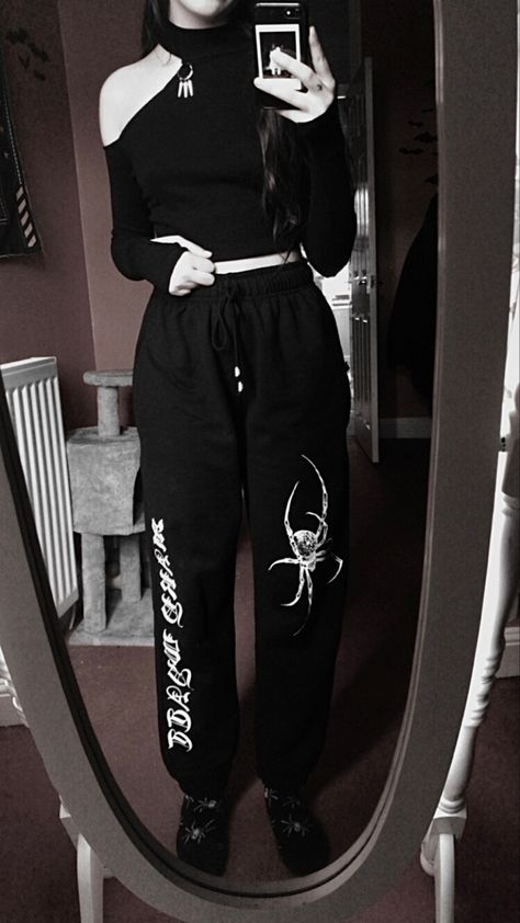 Goth Sweatpants Outfit, Alt Sweatpants Outfit, Sporty Goth Outfits, Goth Sweatpants, Goth Joggers, Goth Gym Outfits, Athletic Goth, Lazy Goth Outfits, Comfortable Outfits Lazy Days