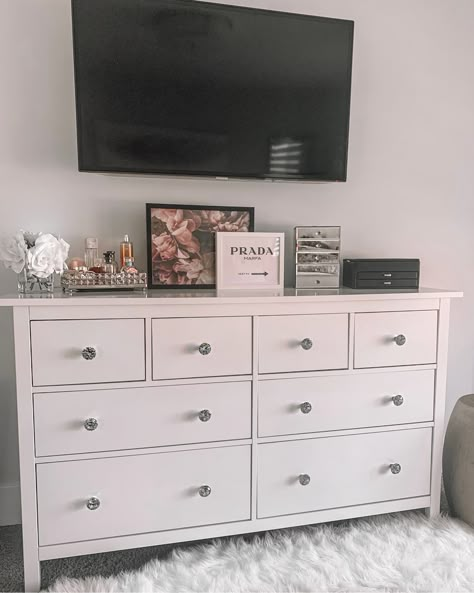 Tv Dresser Decor Bedroom, Room Ideas With Dresser, Black And White Dresser Decor, Cute Tv Stand Ideas Bedrooms, Bedrooms With Dressers, Tv And Dresser Bedroom, Cute Dressers Bedroom, Dresser Inspo Bedroom, Cute Dressers For Bedroom