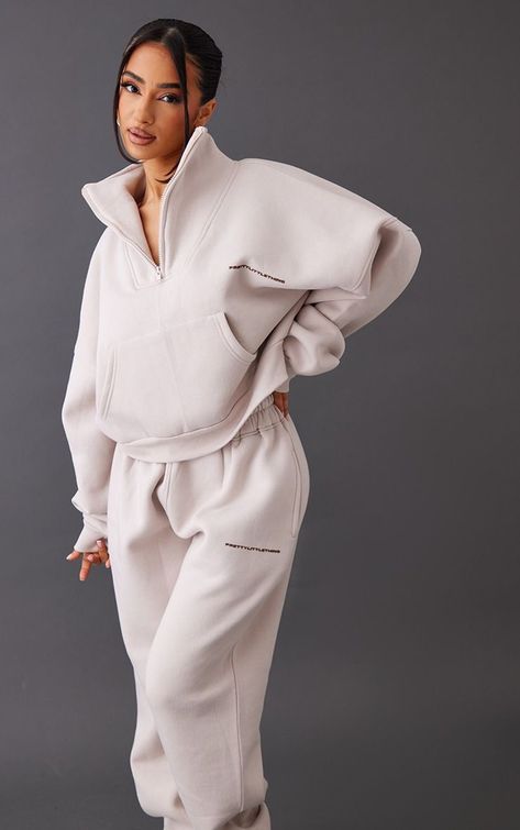 Half Zip Oversized Sweatshirt, Oversized Tracksuit Outfit, Prettylittlething Outfits, Sport Wear Women, Oversize Outfit, White Tracksuit, Gymwear Outfits, Outfit Oversize, Cropped Blazer Jacket