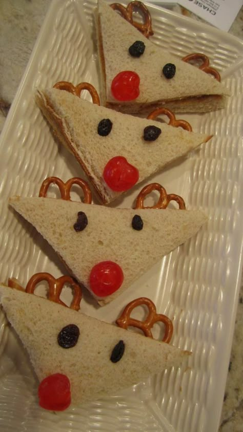 35+ Cute Christmas Food Ideas for Kids - HubPages Reindeer Sandwiches, Classroom Christmas Party Food, Food For Preschoolers, Christmas Theme Food, Christmas Snacks For Kids, Christmas Sandwiches, Kids Christmas Treats, Ideas For Party Food, Reindeer Treats