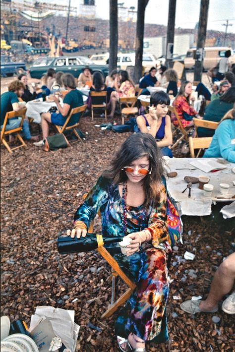 Janis Joplin at Woodstock and a few other awesome folks in.... drum roll... Tie-Dye Through the Years - THE Slideshow - WWD.com 1969 Woodstock, Woodstock Photos, Photos Rares, Woodstock 1969, Woodstock Festival, Joan Baez, Mary Quant, Joe Cocker, Estilo Hippie