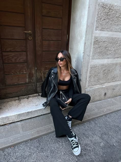 Black All Star Outfit, Leather Pants With Sneakers, Autumn Night Out Outfit, Converse Black Outfit, Converse Outfits Women, Converse All Star Outfit, Black Converse Outfit, Outfit Total Black, All Star Outfit