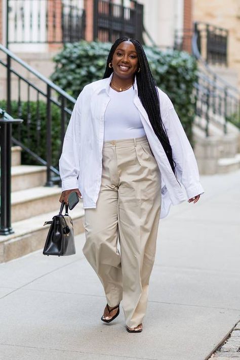 Mother Archetype, Faux Leather Midi Skirt, New York Fashion Week Street Style, Look Plus Size, Nyfw Street Style, Beige Outfit, Looks Street Style, Street Style Trends, Spring Street Style