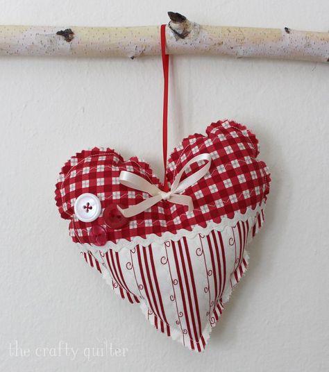 Quilted Heart Tutorial @ The Crafty Quilter includes a printable template for two heart sizes. This is a quick and easy project to add a charming touch to your decor and it makes a great gift! Heart Tutorial, Glass Half Full, Heart Quilt Pattern, Heart Pillows, Patchwork Heart, Heart Projects, Diy Valentines Decorations, Heart Template, Valentine Projects