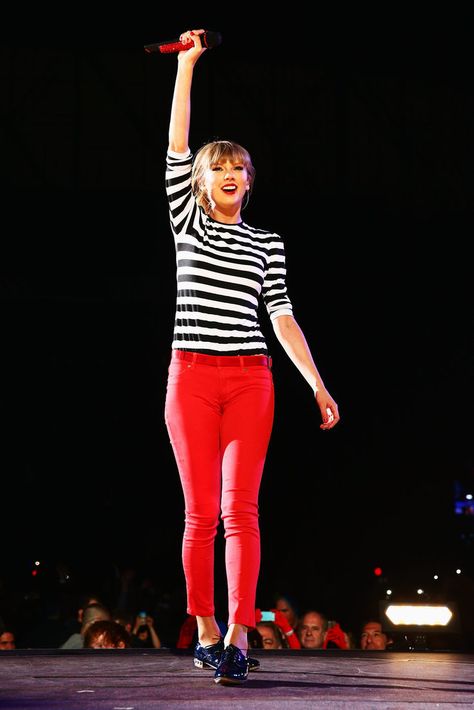 Taylor Swift Wearing Jeans | PopSugar Moda Taylor Swift Red Tour, Taylor Outfits, Taylor Swift Tour Outfits, Red Tour, All About Taylor Swift, Taylor Swift Red, Taylor Swift Outfits, Taylor Swift Concert, Red Jeans