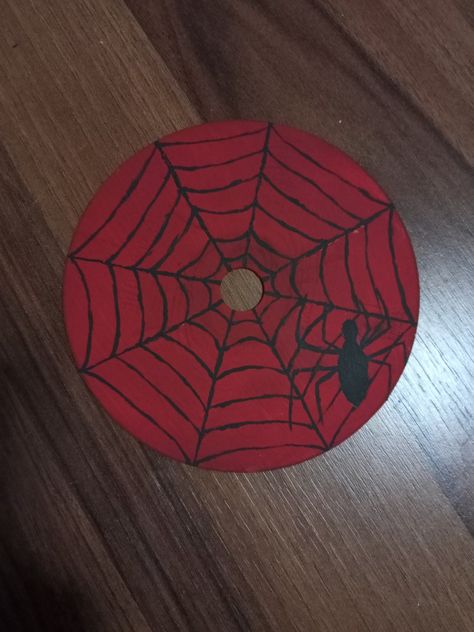 Cds Art Ideas, Spiderman Crafts Aesthetic, Painted Dvds Aesthetic, Spiderman Craft Ideas, Spiderman Arts And Crafts, Diy Spiderman Crafts, Disc Painting Ideas Easy, Easy Painting Ideas On Circle Canvas, Diy Spiderman Room Decor