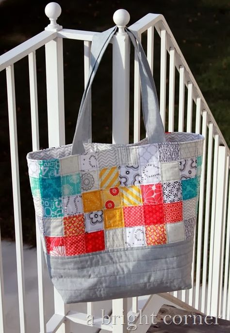 Scrappy Tote Bags, Quilted Tote Bags Tutorial, Quilted Tote Bags Patterns, Scrappy Patchwork, Sewing Tutorials Bags, Patchwork Dresses, Easy Bag, Tote Bag Pattern Free, Patchwork Tote Bags