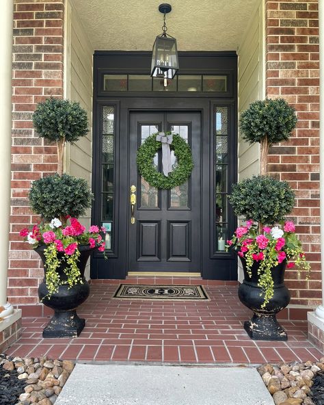 Topararies Front Porch, Outdoor Topiary Trees Front Porches, Topiary Trees Front Door, Front Porch Topiary Ideas, Porch Topiary, Spring Topiary, Topiary Ideas, Outdoor Topiary, Bubble Tree