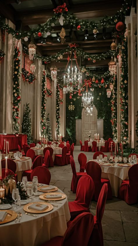 November Christmas Wedding, Classy Christmas Wedding Decor, Cosy Winter Wedding, Red And White Winter Wedding, Red And Green Winter Wedding, Elegant Winter Wedding Ideas Decorations, Christmas Wedding Ideas Decorations, Christmas Wedding Aesthetic, Classy Christmas Wedding