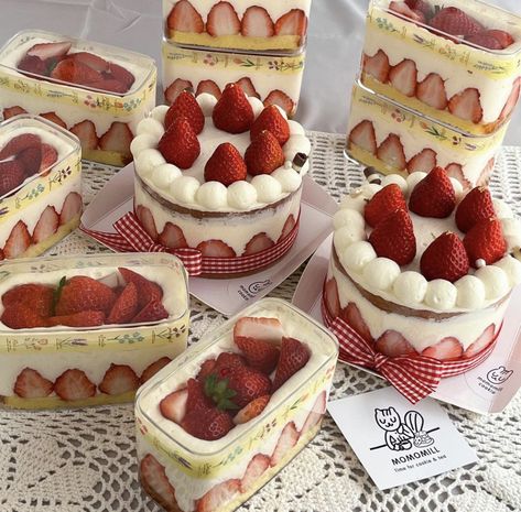 Kue Macaroon, Pretty Dessert, Summer Cakes, Yummy Comfort Food, Strawberry Cakes, Pretty Birthday Cakes, Strawberry Desserts, Just Cakes, Cute Desserts