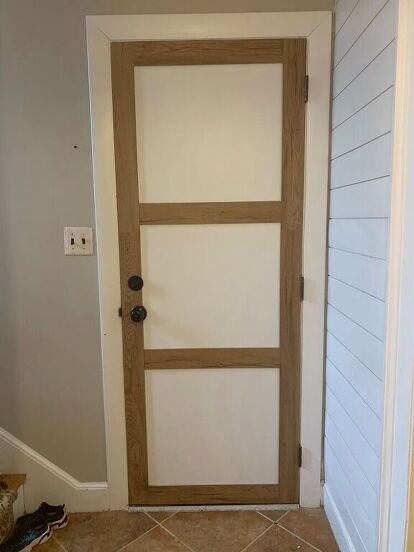 See how she gave her old plain interior door an update for cheap with this quick DIY door upgrade. How to add trim to interior door. Old Door Makeover, Hollow Core Door Makeover Diy, Diy Shaker Door, Door Update, Door Painting Ideas, Painting Doors, Diy Interior Doors, Aesthetic Door, Slab Doors