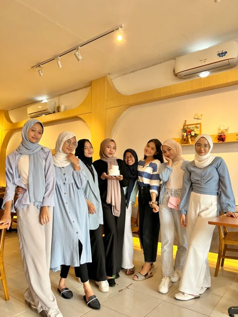 Dresscode For Group Hijab, Ootd Birthday Party, Hijab Party Outfit, Birthday Dresscode, Ootd Birthday, Pose With Bestie, Hijab Party, Casual Cute Outfits, Me And Bestie