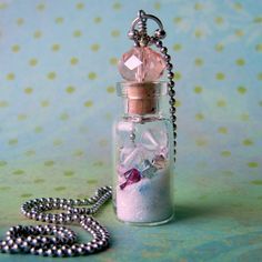 how to: miniature bottle charm Mermaid Jewellery, Diy Statement Necklace, Tiny Bottles, Jewelry Making Instructions, Vial Necklace, Diy Jewelry Projects, Easy Jewelry, Bottle Ideas, Bottle Jewelry