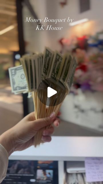 💐Money Flowers and beyond on Instagram: "Here’s 10 bills Money Bouquet tutorial! #kkhouse #moneybouquet #moneybouquetbykkhouse #tutorial #diy #mothersday #birthday #howto" Money Bouquet Tutorial, Money Lei Diy, Birthday Money Gifts, Gift Card Bouquet, Houses Black, Graduation Money Gifts, Money Rose, Diy Graduation Gifts, Graduation Bouquet