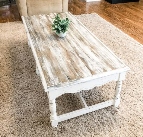 Distressed White Furniture, Whitewash Table, White Painted Table, Mesa Living, Shabby Chic Coffee Table, Annie Sloan Painted Furniture, Distressed Wood Furniture, Furniture Makeover Inspiration, Curio Cabinet Decor