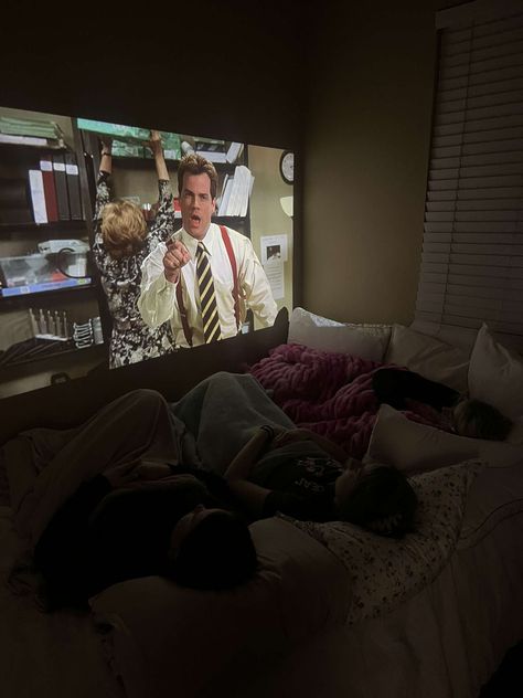 A group of friends watching a movie on a projector Watching Movie Projector Aesthetic, Bedroom With Movie Projector, Movie Night At Home Living Rooms, Friends Watching Tv, Home Movie Aesthetic, Movie Set Up At Home, Room Movie, Movies At Home, Watching Film At Home Aesthetic