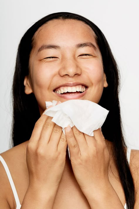 People Are DIYing Cheap Makeup Wipes and the Internet Can’t Deal- Cosmopolitan.com Garnier Makeup Remover, Model Tips Beauty, Toilet Paper Packaging, Skin Campaign, Diy Makeup Wipes, Spa Ads, Best Makeup Remover Wipes, Skin Care Model, Diy Makeup Remover Wipes