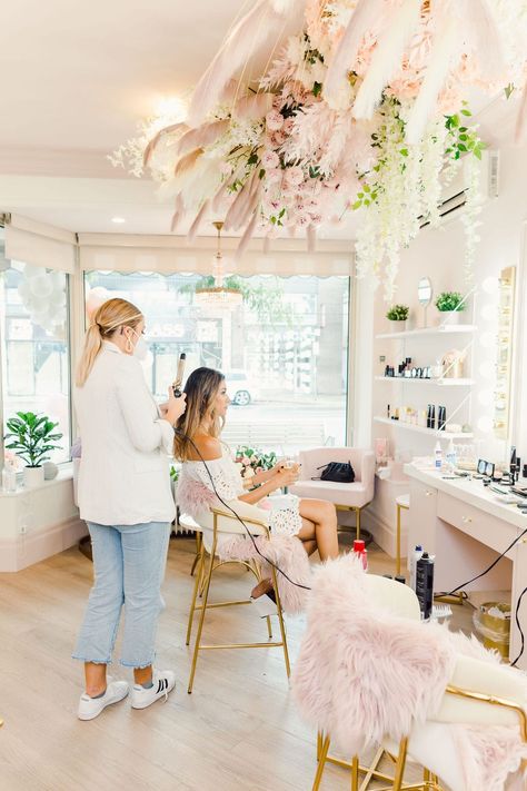 Bridal Suite Makeup Station, Make Up Artist Station, Glam Station In Bedroom, Bridal Makeup Room, Bridal Salon Interior Design, At Home Makeup Studio, Home Makeup Studio Ideas, Makeup Station Salon, Bridal Suite Ideas Wedding Day