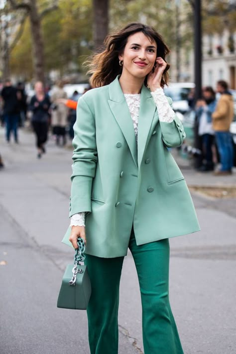 How to Master Tonal Dressing Like You Know What You're Doing | Who What Wear Monochromatic Outfit, Looks Street Style, Green Outfit, Green Pants, Cool Street Fashion, 가을 패션, Street Style Looks, Fashion Week Spring, Look Fashion