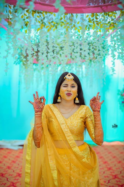 Haldi Bride Poses, Haldi Girl, Haldi Photo Shoot, Haldi Stills, Haldi Pic, Haldi Rasam, Haldi Look For Bride, Funny Wedding Poses, Haldi Shoot