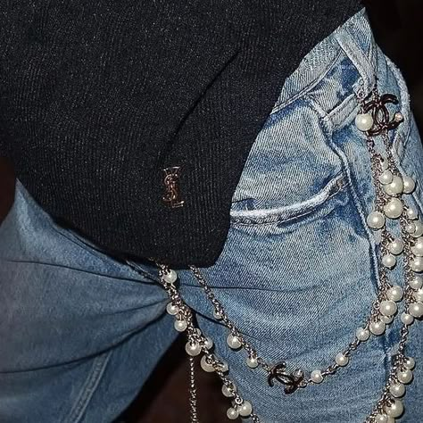 Clothes With Pearls, Pearl Aesthetic, Jewelry Belt, Ysl Fashion, Chanel Aesthetic, Mode Chanel, Pearl Fashion, Pearl Accessories, Accessories Aesthetic