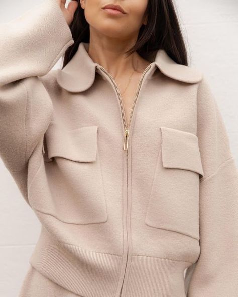 Classic Minimalist Style, Trend 2023, Dubai Style, Soft Classic, Casual Sportswear, July 25, Trend Forecasting, Tee Outfit, Jersey Top