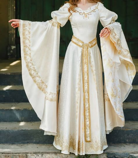 White And Gold Medieval Dress, Asoiaf Wedding Dress, White Medieval Dress Aesthetic, White Dress Embroidery Design, Medieval White Dress, Medieval Royal Dress, Mid Evil Dresses, White Medieval Dress, White And Gold Gown