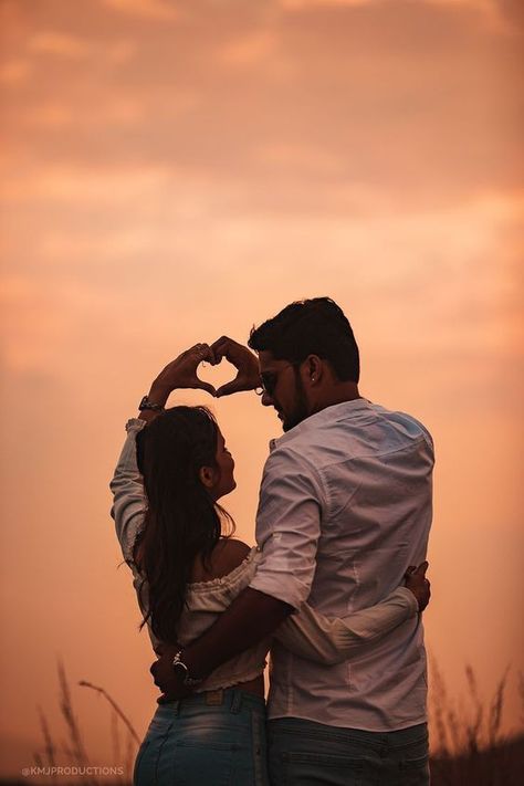 Pre Wedding Photoshoot Ideas, Ayyappa Swamy, Wedding Photoshoot Ideas, Pre Wedding Photoshoot Props, Wedding Fotos, Romantic Couple Images, Engagement Photography Poses, Wedding Photoshoot Props, Pre Wedding Photoshoot Outdoor