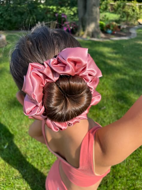 Scrunchie Bun Hairstyles, Satin Scrunchies Aesthetic, Hair Scrunchie Hairstyles, Bun With Scrunchie, Scrunchies Photoshoot, Hairstyles With Scrunchies, Ballet Buns, Scrunchie Bun, Diy Hair Accessories Tutorial