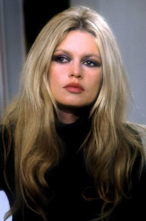 brigitte bardot french actress Bardot Fringe, Waves Curling Iron, Medium Length Hair Color Ideas, Medium Length Hair Color, Hair Styles Messy, Curly Hair Haircuts, Hair Without Bangs, Brigitte Bardot Hair, Long Hair Haircuts