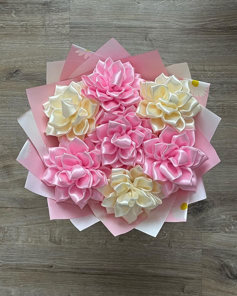 🤍🩷 #bouquet #buket #dahlia #eternal #bouquets #eternalbouquet #pinkdahlia #dalija #🩷 #mbuketi Forever Flowers Diy, Eternal Flower Bouquet Ideas, Ribbon Flowers Bouquet Ideas, Eternal Ramos, One Flower Bouquet, Flower Bouquet Centerpiece, Eternal Flower Bouquet, Eternal Bouquet, Ribbon Flower Bouquet