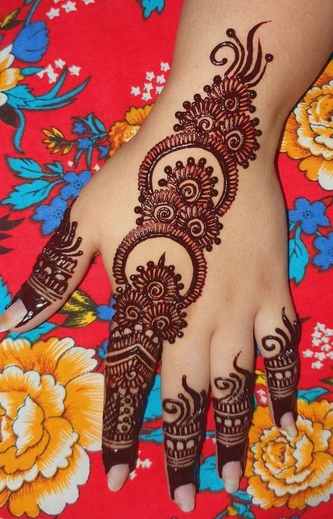 Cute Simple Mehndi Designs, Back Hand Mehndi Simple Designs, Mandhi Design For Girl, Mehndi Ideas Simple, Mehandhi Designs Back Hand, Right Back Hand Mehndi Designs, Mehndi Designs For Girls Hands, Mehndi Easy Design Simple, Simple Mehndi Designs Easy Back Hand