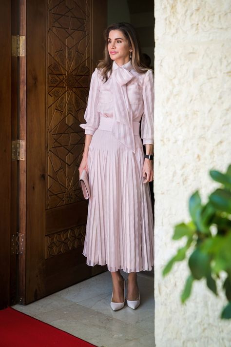 #celebritystyle #queenrania  Queen Rania of Jordan Celebrity Style  https://www.pinterest.com/sora2015/ Queen Rania Of Jordan, Rania Of Jordan, Kroonprinses Victoria, Edgy Dress, Valentino Gowns, Black Pleated Dress, Queen Rania, Dress Sleeve Length, Royal Outfits