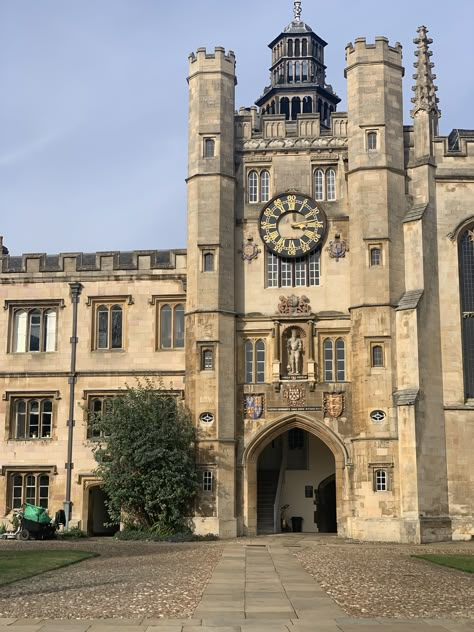 trinity college, cambridge university, uni, trinity, newton, travel destination, aesthetic, view, architecture, clock, tower Destination Aesthetic, Cambridge Architecture, University Students Life, Cambridge Student, Cambridge College, Academic Aesthetic, Aesthetic View, London Dreams, Building Aesthetic