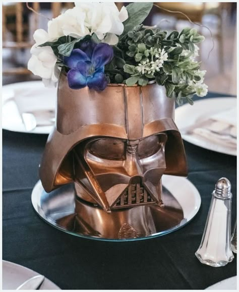 Star Wars Centerpiece Wedding, Starwars Wedding Ideas, Star Wars Wedding Theme Ideas, Star Wars Centerpiece, Star Wars Wedding Decorations, Boda Star Wars, Wedding Star Wars, Star Wars Wedding Cake, Star Wars Wedding Ideas