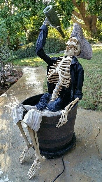 Pirate Halloween Yard Decorations, Pirate Halloween Yard Display, Pirate Party Theme Adults, Skeleton Prop Ideas, Decorate With Skeletons, Pirate Yard Decorations, Outdoor Pirate Decor, Halloween Decoration Themes Outdoor, Pirate Theme Halloween Yard