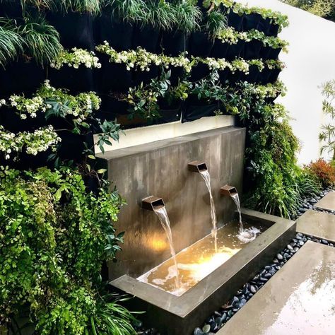 Landscape Design Water Feature, Backyard Waterfall Wall, Outdoor Wall Fountains Diy, Pond With Fountain, Bungalow Garden, Patio Water Feature, Outdoor Wall Fountains, Modern Water Feature, Concrete Fountains