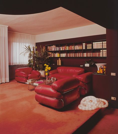 If Friday, then Frattini! We’re very much in the mood for 1970s Milano. Who would you take on a little trip back to 1970s Italy? Let us know in the comments. Photo: Alfredo Anghinelli Gianfranco Frattini Studio . . . #gianfrancofrattini #italy #design #vintage #fridaymood Vintage Room Ideas 70s, 50s Interior Design, 50s Interior, 70s Room, 80s Interior Design, Vintage Interior Decor, Kitschy Decor, 80s Interior, Rich Living