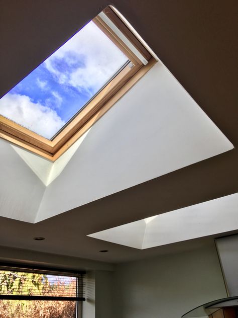 Skylight In Stairwell, Vaulted Windows, Diy Skylight, Skylight Living Room, Skylight Ideas, Feature Window, Skylight Installation, Ideas Terraza, Roof Skylight