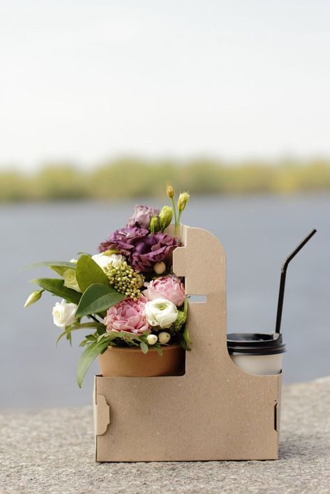 Coffee and flowers Coffee Bouquet, Flower Coffee Shop, Box With Flowers, Florist Tools, Herbal Coffee, Coffee And Flowers, Coffee Inspiration, Flowers Coffee, Coffee Cart