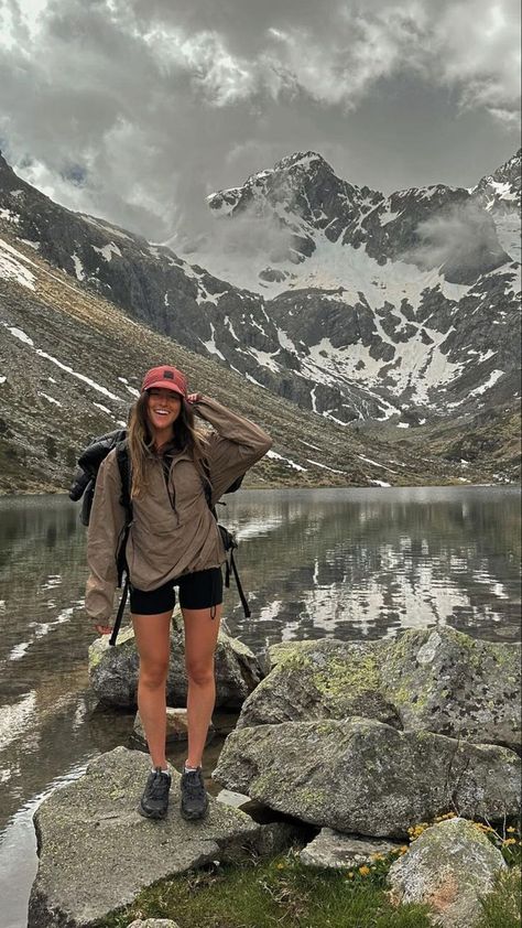 Trail Outfits, Outdoorsy Outfits, Wander Outfit, Trekking Outfit, Cute Hiking Outfit, Hiking Fits, Hiking Outfits, Hiking Outfit Women, Camping Aesthetic