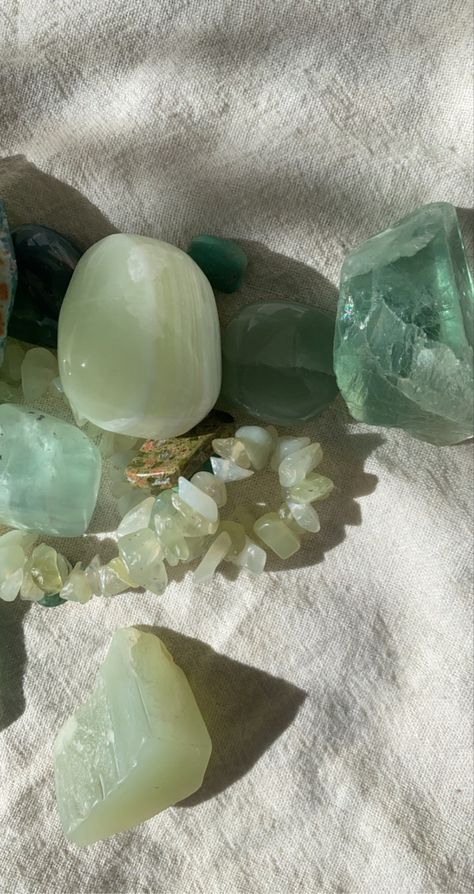 Peridot Aesthetic Gem, Opal Eyes, Sage Green Wallpaper, Crystal Vibes, Peridot Color, Crystal Aesthetic, Peridot Crystal, Rainbow Magic, Jade Crystal